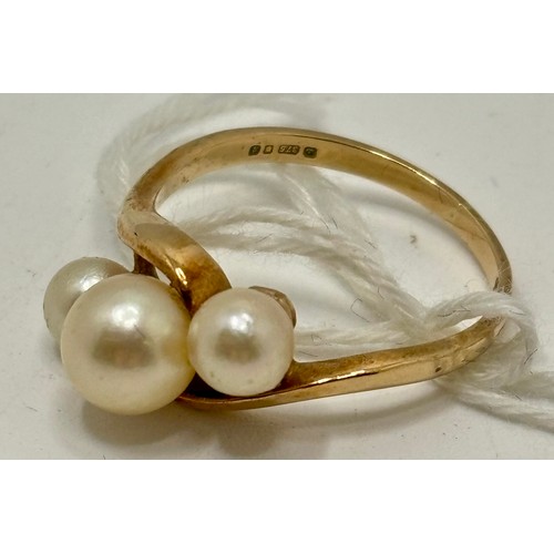 310 - 9CT YELLOW GOLD TRIO PEARL WAVE RING, 2.85G, SIZE O