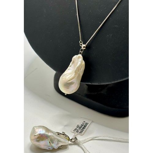 313 - LARGE BAROQUE PEARL LARIAT ON A SILVER CHAIN TOGETHER WITH A LARGE BAROQUE PEARL PENDANT WITH SILVER... 