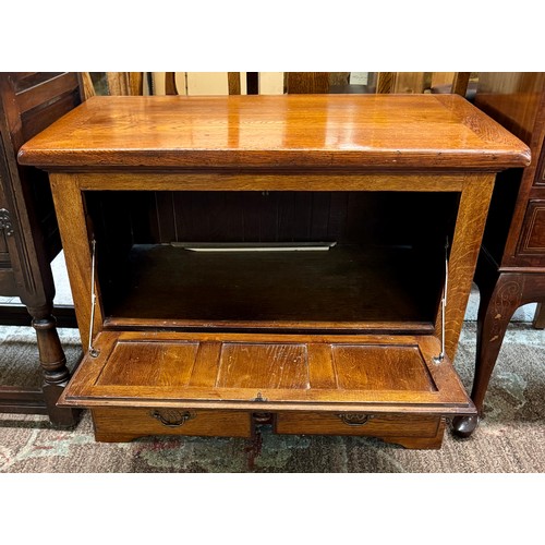 319 - A HEAVY OAK FALL FRONT CABINET IN THE FORM OF A COFFER, A DROP FRONT CUPBARD ABOVE TWO DRAWERS 82CM ... 