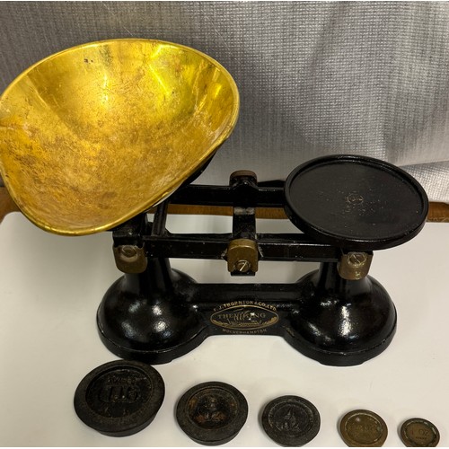 399 - F J THORNTON - THE VIKING BALANCE SCALE - WITH BRASS SCOOP AND FIVE AVERY WEIGHTS - 1LB, 8OZ, 4OZ, 2... 