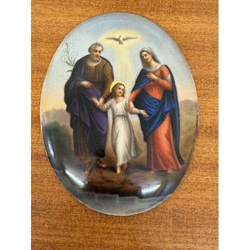 425 - A 19TH CENTURY GERMAN RELIGIOUS PORCELAIN PLAQUE - OF OVAL FORM DEPICTING THE CHRIST CHILD FLANKED B... 