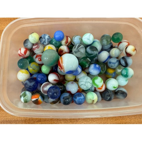 427 - A SMALL COLLECTION OF APPROX. 100 VINTAGE AND ANTIQUE MARBLES- ABSTRACT AND BANDED TYPES AND OTHER