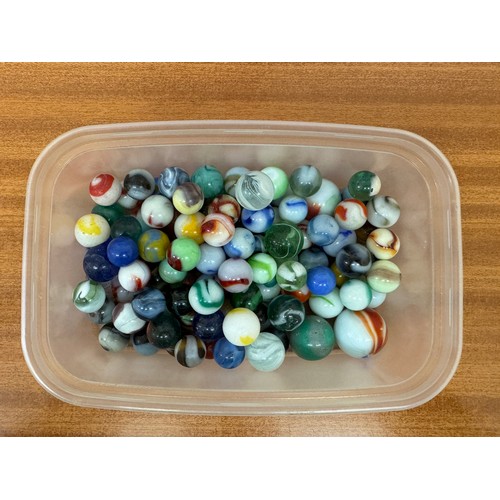 427 - A SMALL COLLECTION OF APPROX. 100 VINTAGE AND ANTIQUE MARBLES- ABSTRACT AND BANDED TYPES AND OTHER