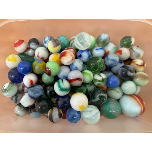 427 - A SMALL COLLECTION OF APPROX. 100 VINTAGE AND ANTIQUE MARBLES- ABSTRACT AND BANDED TYPES AND OTHER