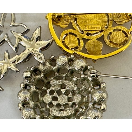 431 - EIGHT VARIOUS COSTUME JEWELLERY BROOCHES BY MONET, SARAH COV, SWAROVSKI ETC..