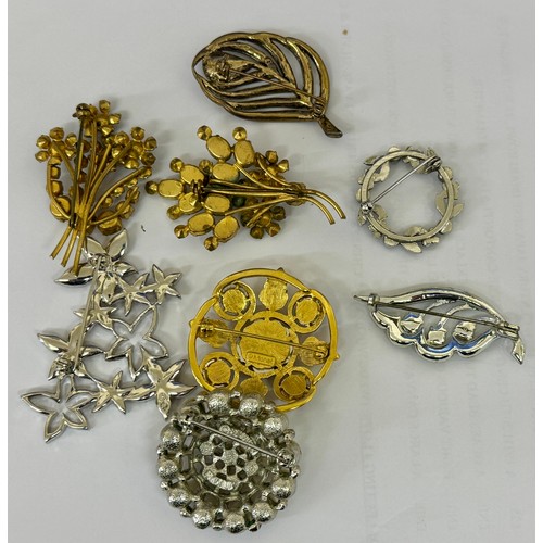 431 - EIGHT VARIOUS COSTUME JEWELLERY BROOCHES BY MONET, SARAH COV, SWAROVSKI ETC..