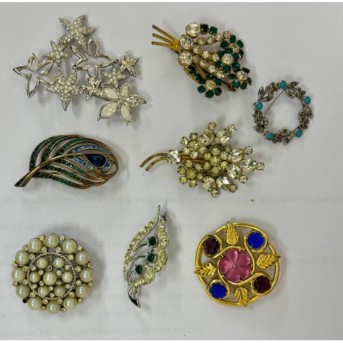 431 - EIGHT VARIOUS COSTUME JEWELLERY BROOCHES BY MONET, SARAH COV, SWAROVSKI ETC..