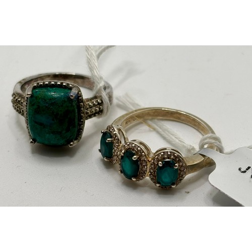 466 - SILVER AND ZIRCON THREE STONE DRESS RING TOGETHER WITH A SILVER AND AGATE RING