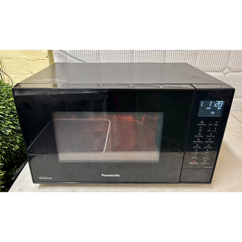 79 - A PANASONIC INVERTER MICROWAVE OVEN IN BLACK - MODEL: NN-CT56JB -