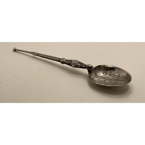 455 - AN ELKINGTON AND CO CORONATION SILVER SERVING SPOON DEPICTING LIONS AND FLOWERS, H.M BIRMINGHAM 1907... 