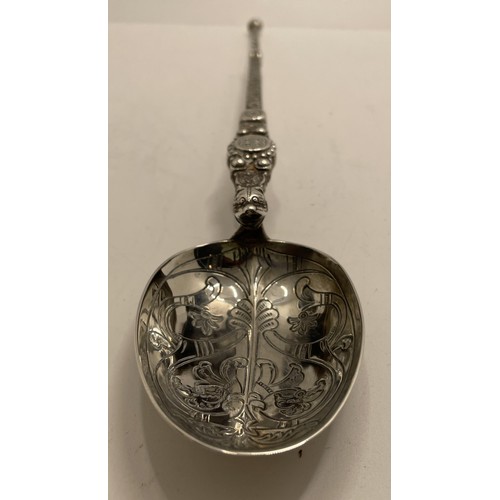 455 - AN ELKINGTON AND CO CORONATION SILVER SERVING SPOON DEPICTING LIONS AND FLOWERS, H.M BIRMINGHAM 1907... 