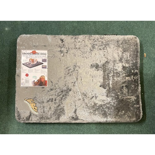 228 - SNOOZZZEEE DOG WINTER WARM SUMMER COOL DELUXE REVERSIBLE PET MAT