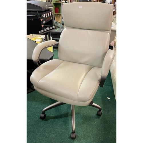 202 - CREAM LEATHER EXECUTIVE OFFICE CHAIR - NOTE THREADING ON BOTH ARMS HAVE GONE SO UNABLE TO TIGHTEN AR... 