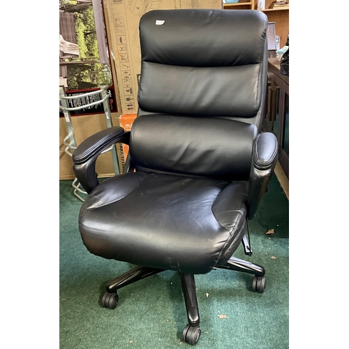 203 - LA-Z-BOY AIR EXECUTIVE OFFICE CHAIR - BLACK - NOTE SCREW ON LEFT ARM THREADING COMING OUT
