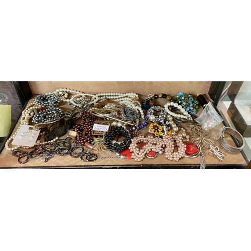 274 - A COLLECTION OF COSTUME JEWELLERY