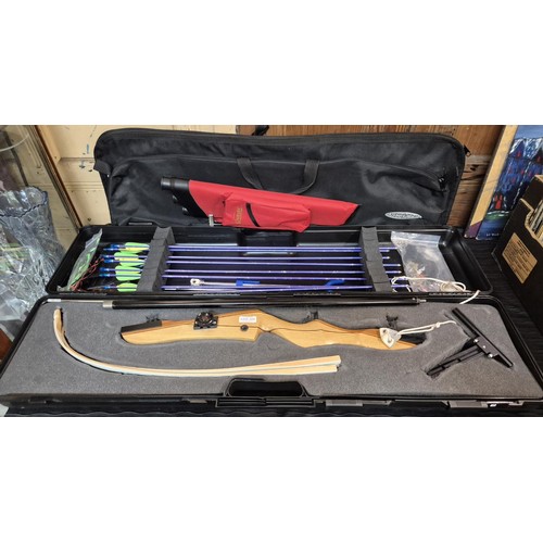 386 - A CASED CARTEL DOOSUNG ARCHERY SET WITH 8 ARROWS, WITH ACCESSORIES AND SPARE CARRY BAG