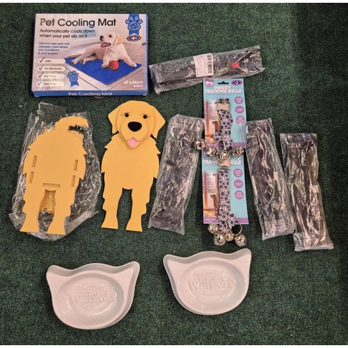 228A - PET ITEMS, X2 FEEDING BOWLS, A LABRADOR WOOD FIGURE 2x DOG TRAINING BELLS, PET COOLING MAT, AND 4X P... 