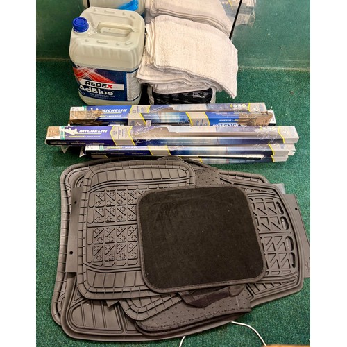 208 - MIXED CAR LOT INCL VARIOUS MICHELIN WIPER BLADES, MICHELIN RUBBER CAR MATS, A QTY OF COTTON CLOTHS A... 