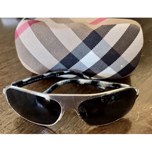 406 - A PAIR OF BURBERRY B 3005 1008/80 SUNGLASSES WITH ORIGINAL BURBERRY STYLE CASE