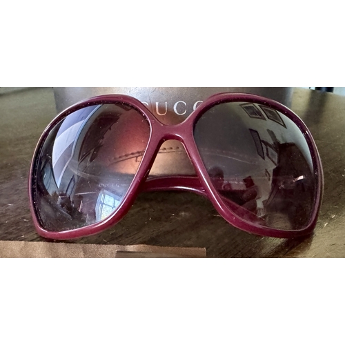 407 - A PAIR OF GUCCI SUNGLASSES - MODEL ACPK8 115 IN BURGUNDY WITH GUCCI CASE, COA AND CLOTH