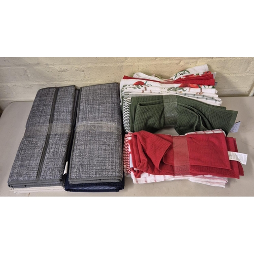 89 - SET OF 5 TOWN AND COUNTRY DISH DRYING MATS TOGETHER WITH A QTY OF KITCHEN TOWELS