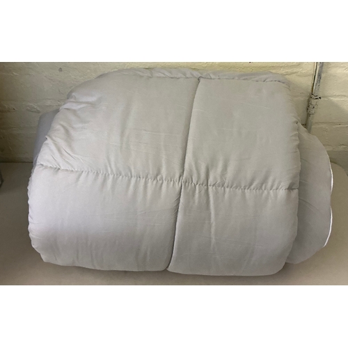 88 - BLUE RIDGE HOME FASHIONS REVERSIBLE COLOUR DOWN ALTERNATIVE DUVET - DOUBLE - GREY/WHITE