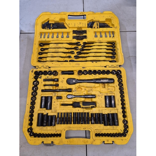 DEWALT 184 PIECE MECHANICS TOOL SET IN CARRY CASE - MISSING MEDIUM RATCHET