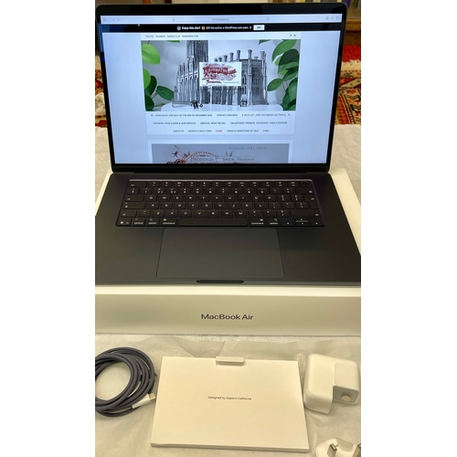 60 - APPLE MACBOOK AIR 15 M MW1M3B/A M4 512GB 10C/10G, WITH BOX, CHARGER, DOCS