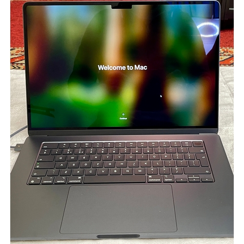 61 - APPLE MACBOOK AIR 15 MN MC9G4B/A M3 256GB 8C/10G  S/N. HM2QYJDQ9T -BOX, CHARGER, DOCUMENTS