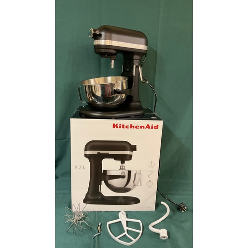 104 - BOXED KITCHENAID 5.2L 5KSM55 STAND MIXER IN BLACK WITH THREE PADDLES AND BOWL - NOTE - ITEM WORKS AN... 