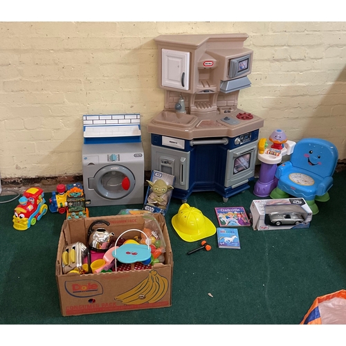 213 - LOT OF MIXED TOYS INCLUDING A LITTLE TIKES KITCHEN WITH LOADS OF ACCESSORIES, BOXED STAR WARS YODA, ... 