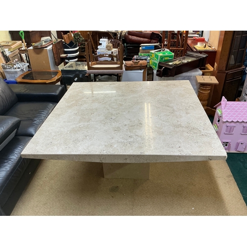 336 - AN EXTREMELY HEAVY STONEWARE GARDEN / DINING TABLE, MARBLE PATTERNED ON SQUARE BASE (NOTE: SIGNS OF ... 
