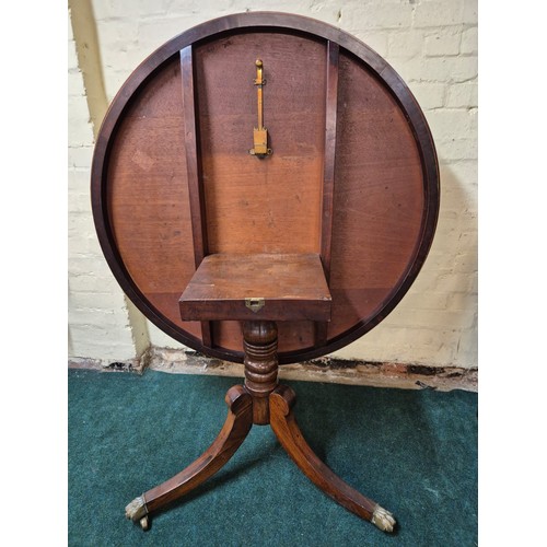 288 - A ROSEWOOD REGENCY ROUND BREAKFAST TABLE, TRIPOD OUT SWEPT LEGS WITH BRASS LIONS PAW FEET ON CASTORS... 