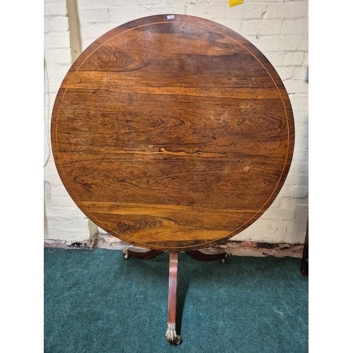 288 - A ROSEWOOD REGENCY ROUND BREAKFAST TABLE, TRIPOD OUT SWEPT LEGS WITH BRASS LIONS PAW FEET ON CASTORS... 