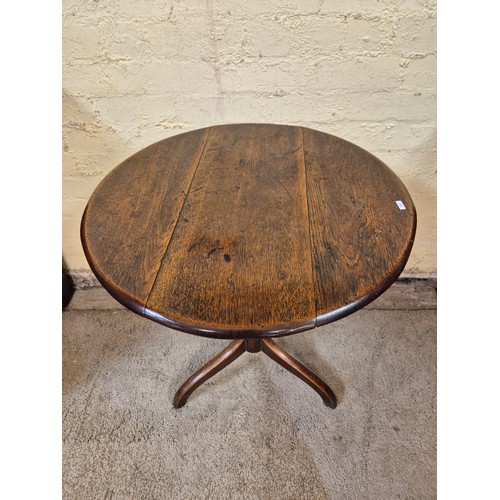 306 - AN ANTIQUE OAK GEORGIAN TRIPOD SIDE TABLE, TRIPOD BASE BELOW TURNED AND CARVED PEDESTAL - APPROX 65.... 