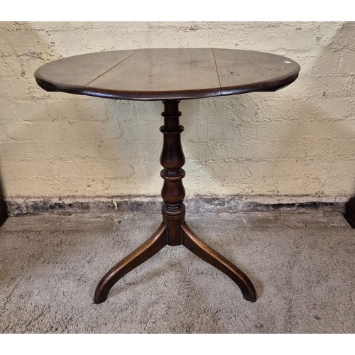 306 - AN ANTIQUE OAK GEORGIAN TRIPOD SIDE TABLE, TRIPOD BASE BELOW TURNED AND CARVED PEDESTAL - APPROX 65.... 