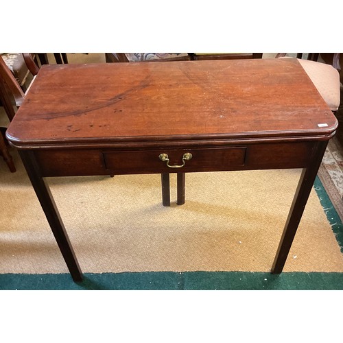 291 - AN UNUSUAL GEORGE III MAHOGANY FLIP TOP CARD TABLE, ON MOULDED SQUARE CHAMFERED LEGS, WITH BRASS FIT... 