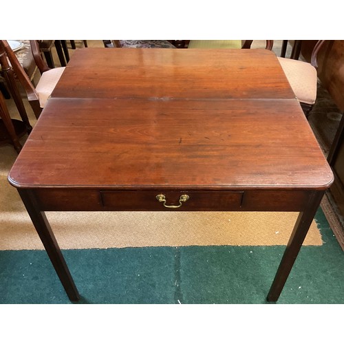 291 - AN UNUSUAL GEORGE III MAHOGANY FLIP TOP CARD TABLE, ON MOULDED SQUARE CHAMFERED LEGS, WITH BRASS FIT... 