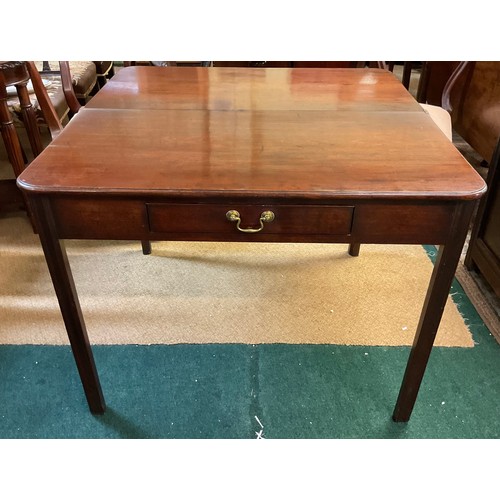 291 - AN UNUSUAL GEORGE III MAHOGANY FLIP TOP CARD TABLE, ON MOULDED SQUARE CHAMFERED LEGS, WITH BRASS FIT... 