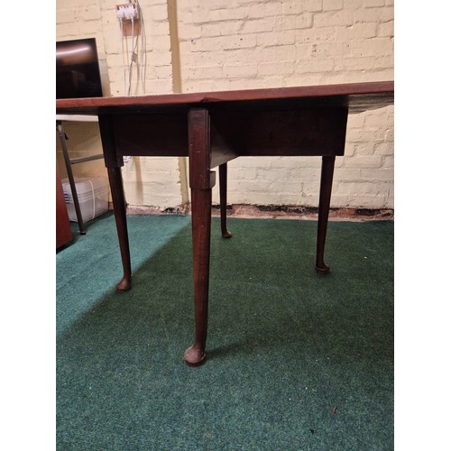 302 - A GEORGE III MAHOGANY GATE LEG DINING TABLE, WITH ROUNDED RECTANGULAR LEAVES ON TURNED LEGS - APPROX... 