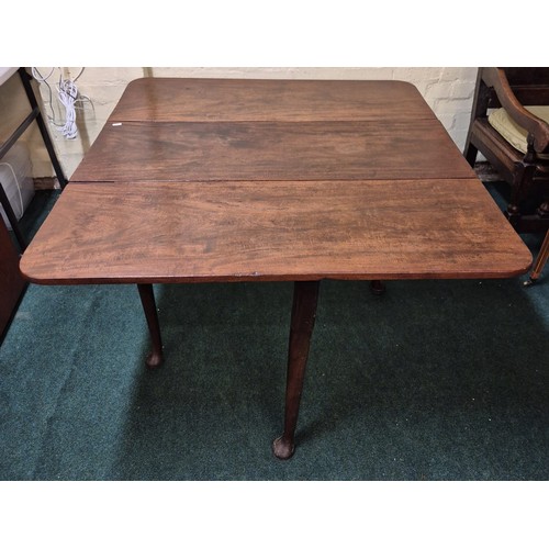 302 - A GEORGE III MAHOGANY GATE LEG DINING TABLE, WITH ROUNDED RECTANGULAR LEAVES ON TURNED LEGS - APPROX... 
