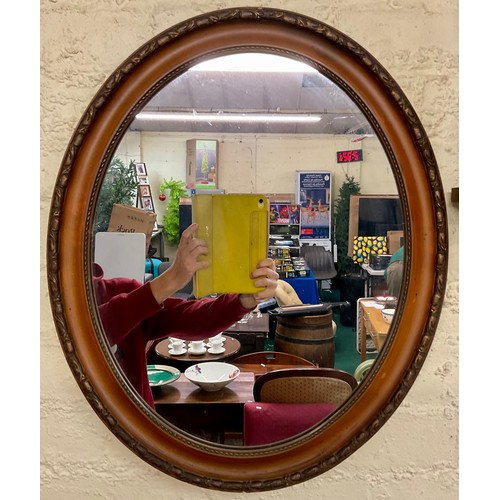 329 - A GEORGE III STYLE MAHOGANY WALL MIRROR WITH GILDED EDGE, AND ROPE TWIST PATTERN TO RIM OF MIRROR PL... 