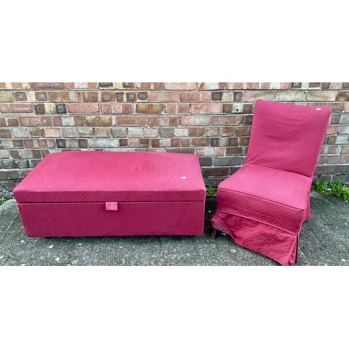 328 - A VINTAGE UPHOLSTERED RED PATTERNED BEDROOM CHAIR AND MATCHING CUSHIONED CHEST, CHAIR ON STRAIGHT MA... 