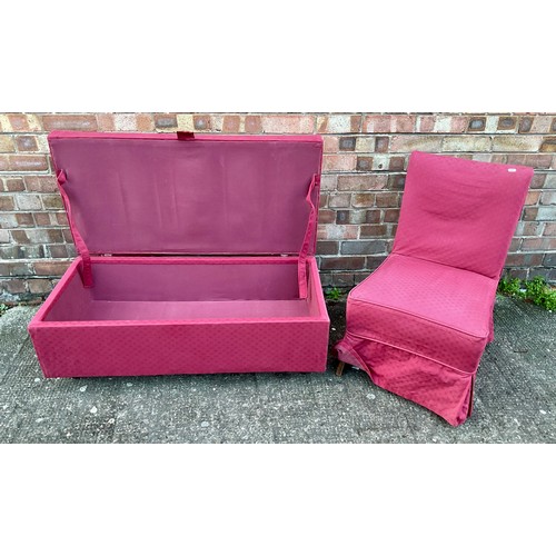 328 - A VINTAGE UPHOLSTERED RED PATTERNED BEDROOM CHAIR AND MATCHING CUSHIONED CHEST, CHAIR ON STRAIGHT MA... 