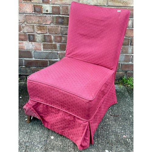 328 - A VINTAGE UPHOLSTERED RED PATTERNED BEDROOM CHAIR AND MATCHING CUSHIONED CHEST, CHAIR ON STRAIGHT MA... 