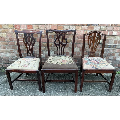 305 - THREE GEORGE III MAHOGANY DINING CHAIRS, WAVED BACK AND PIERCED TAPERED BACKS ON SQUARE LEGS, WITH N... 