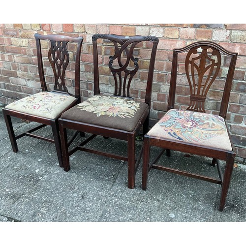 305 - THREE GEORGE III MAHOGANY DINING CHAIRS, WAVED BACK AND PIERCED TAPERED BACKS ON SQUARE LEGS, WITH N... 