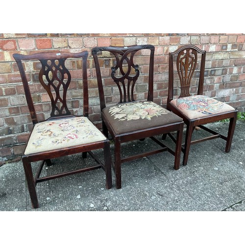 305 - THREE GEORGE III MAHOGANY DINING CHAIRS, WAVED BACK AND PIERCED TAPERED BACKS ON SQUARE LEGS, WITH N... 