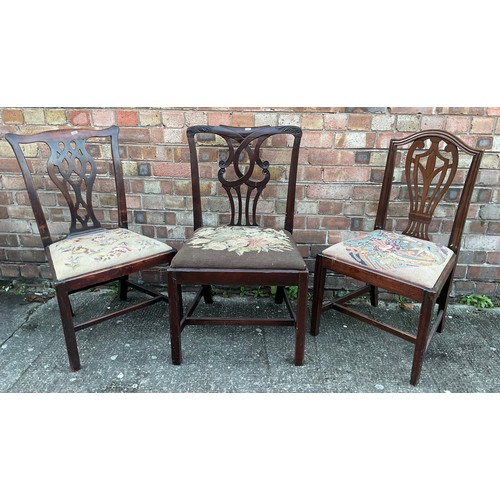 305 - THREE GEORGE III MAHOGANY DINING CHAIRS, WAVED BACK AND PIERCED TAPERED BACKS ON SQUARE LEGS, WITH N... 