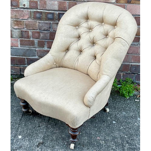 319 - A SMALL VICTORIAN BUTTON BACKED NURSING CHAIR, ON TURNED AND CARVED LEGS WITH CASTORS, UPHOLSTERED I... 